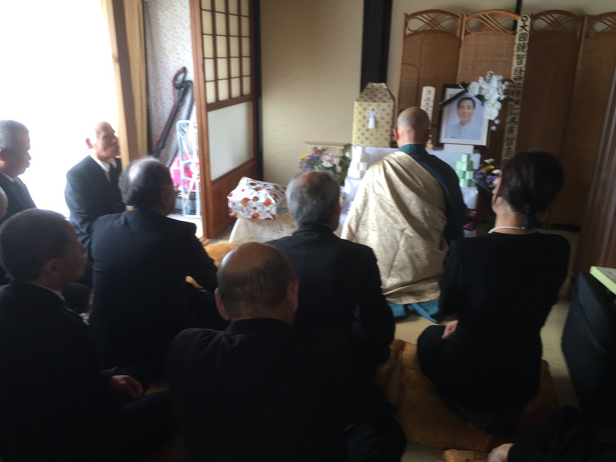 Buddhist priest visits Mr Hata's home. Close friends, family & neighbors gather & prayers are offered before burial. https://t.co/gwqrt0of14